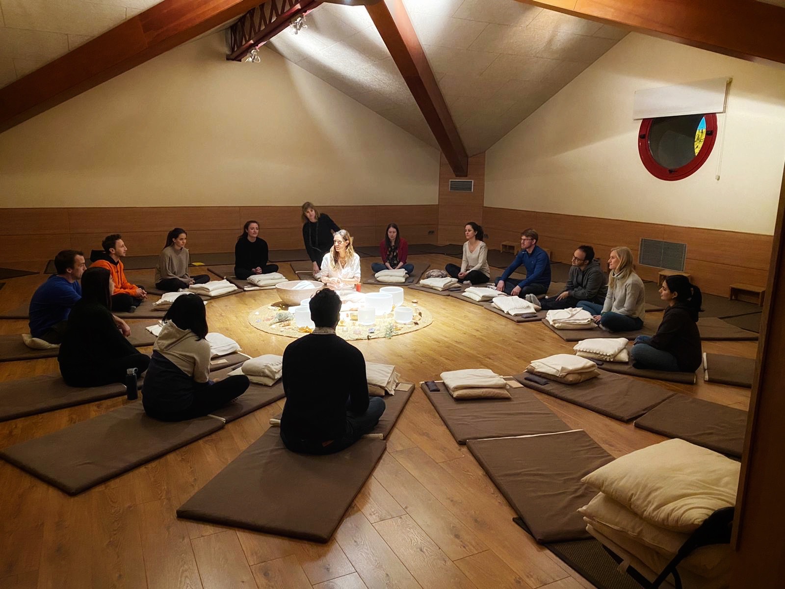 Grupo practicando Yoga Nidra guiado por Natalia Evangelista en una cueva del Santo Ignacio en Manresa.