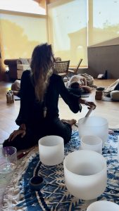 "Sesión de Yoga Nidra y Baño de Sonido con cuencos de cuarzo en un retiro internacional"